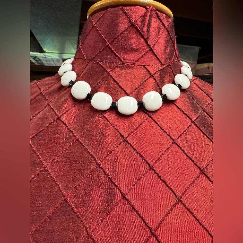 Cute 80s black & white choker